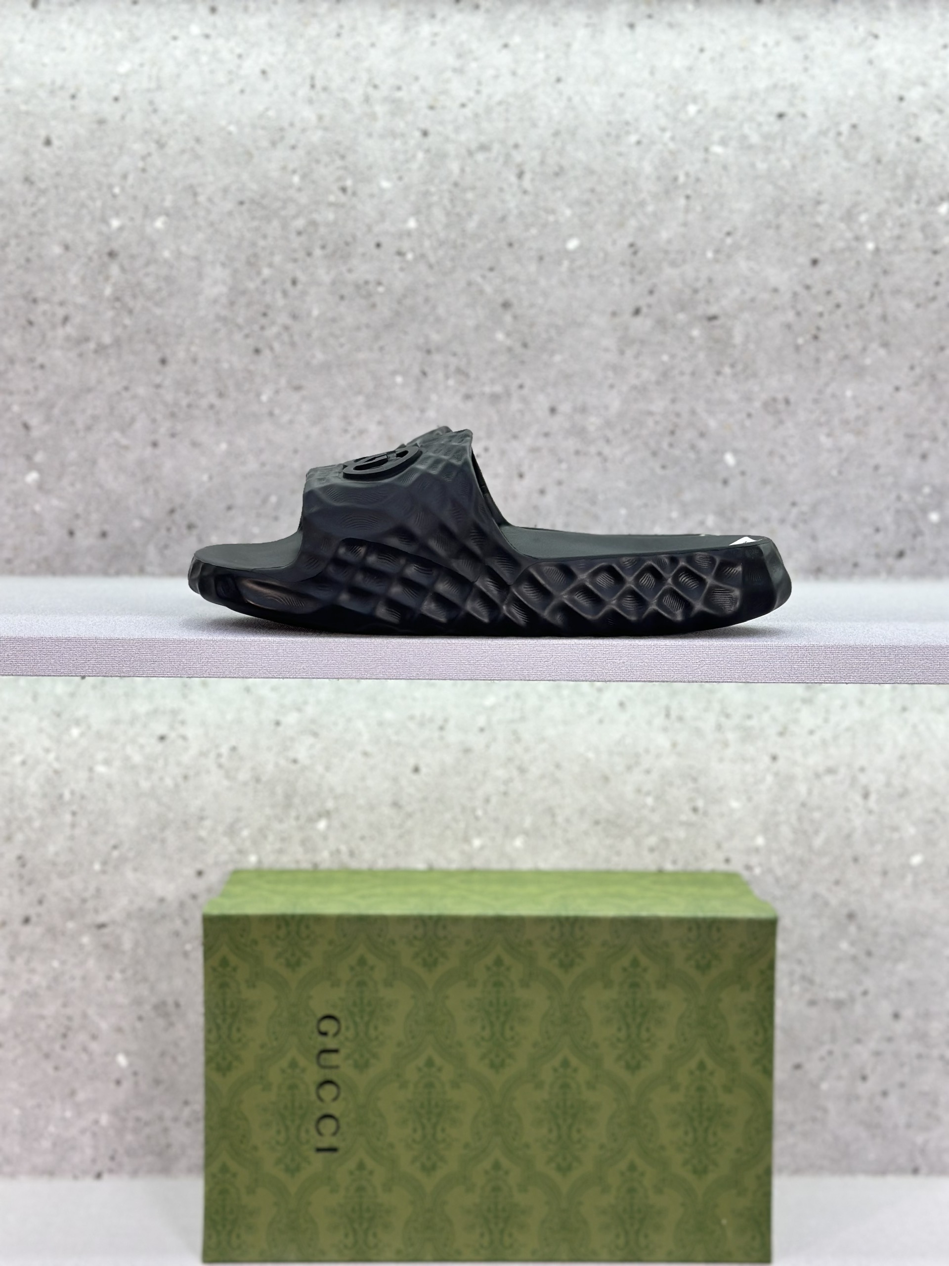 Dép lê quai ngang Gucci GC Đen sần logo GG nổi Like Auth on web fullbox bill thẻ VTN